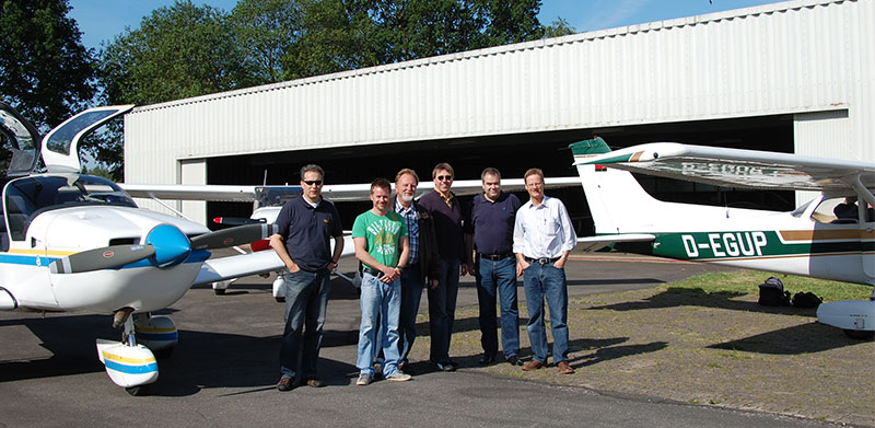 Fliegerfreunde beim der Flugzeugpflege